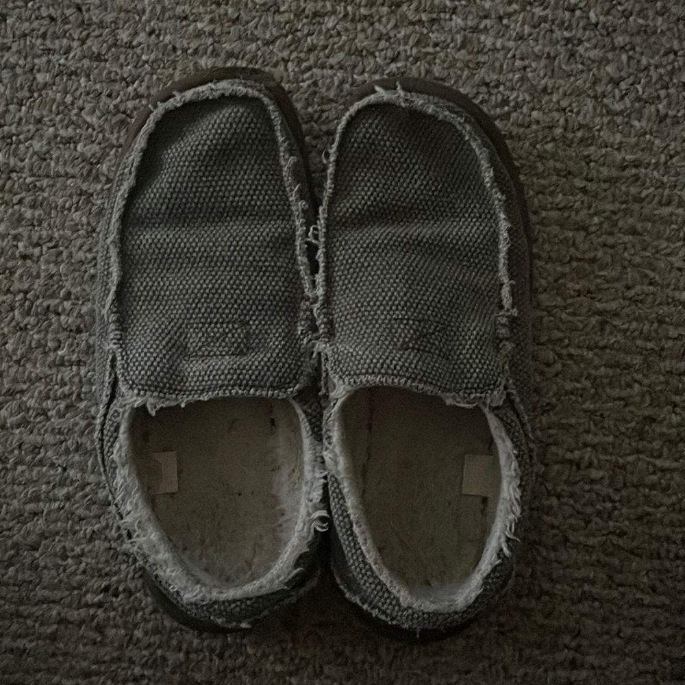 Sanuk MENS loafers size 10 in good condition No satin rips or issues.